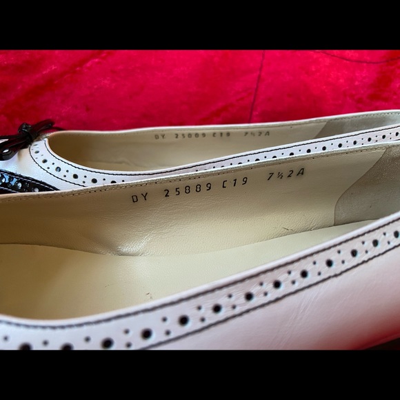 Salvatore Ferragamo Leather and Patent Flats Size 7.5 Narrow - Picture 9 of 11